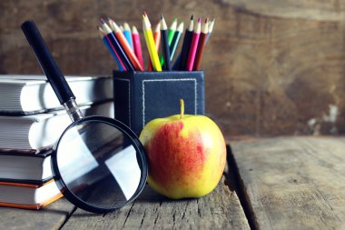 Eğitim kitap apple ve Büyüteç camı