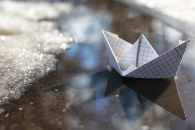 kağıt tekne bir havuzda