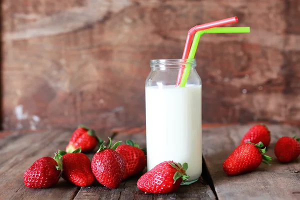 Fresas y leche en un vaso — Foto de Stock