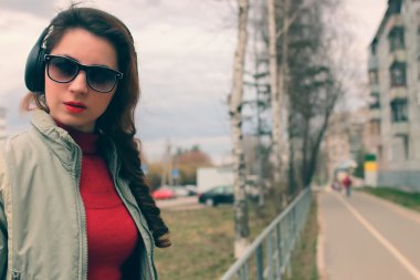 kulaklık ile parkta kız