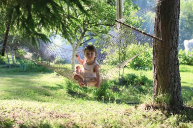 doğa üzerinde hamakta evlat