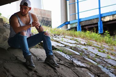 kentsel köprü altında sakallı adam