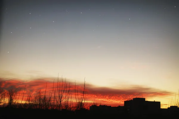 Sonnenuntergang Himmel Sterne Silhouetten von Gebäuden — Stockfoto