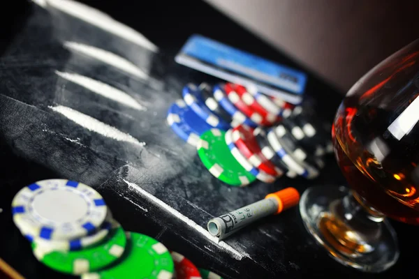 Urlaubstisch mit Partyschnaps Alkohol Glas Droge — Stockfoto