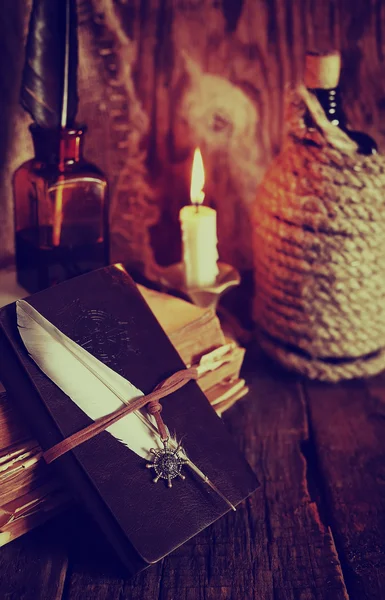 Retro nesnelerini geçiş yumuşatma ve leaher kitap mum ışığı ile — Stok fotoğraf