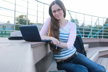 kız öğrenci çalışma ödev açık