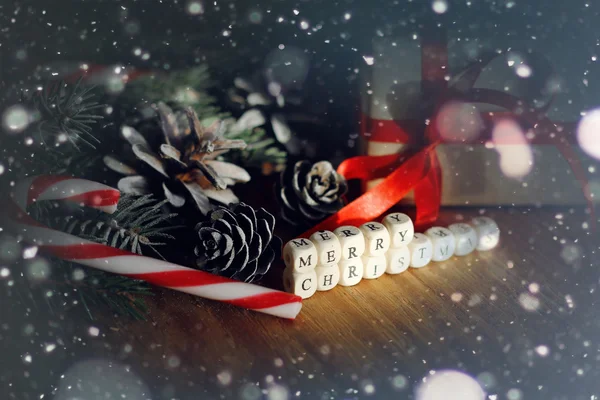 Zweige eines Tannenzapfens Weihnachtsgeschenk Spielzeug — Stockfoto