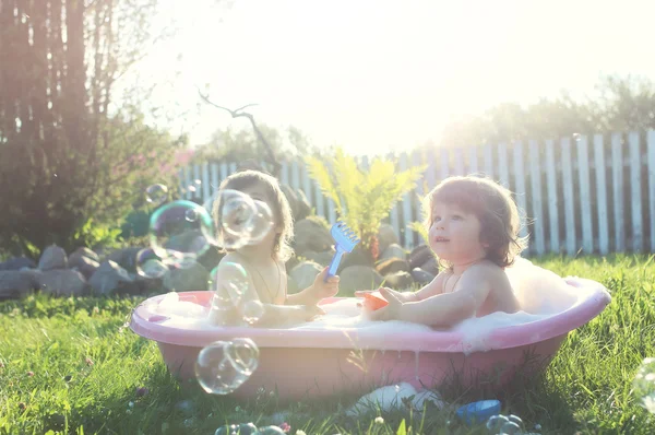 Kids in bath water outdoor — Stock Photo, Image