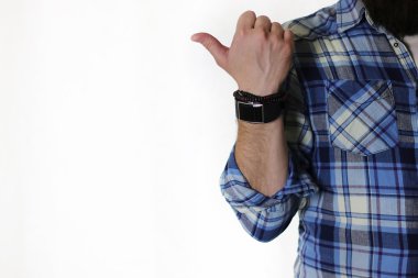 Erkek el parmak gösteren