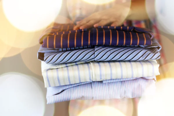 Pilha de camisas de engomar e mão — Fotografia de Stock