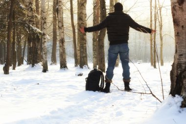 Kış orman adam