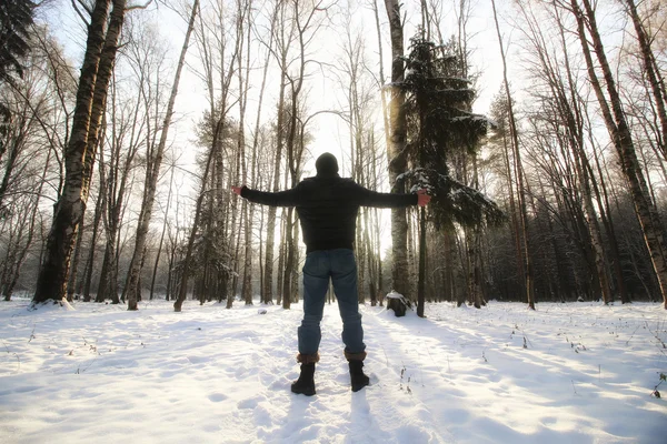 Bosque de invierno hombre — Foto de Stock