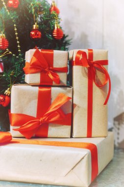 hediyeler Noel ağacının altında yığını