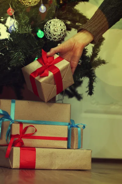 クリスマス ツリーの下にプレゼントのスタック — ストック写真