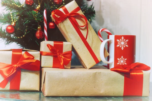 Pila de regalos bajo un árbol de Navidad — Foto de Stock