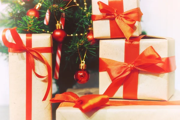 Pila de regalos bajo un árbol de Navidad — Foto de Stock