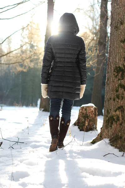 Ayak önyükleme kadın yürümek kış park — Stok fotoğraf