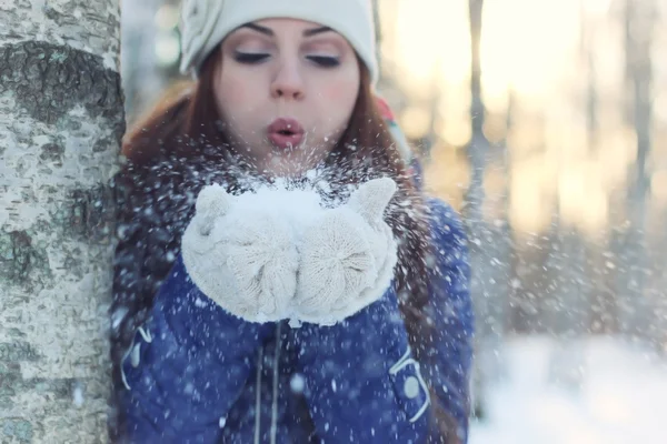 Inverno menina bola de neve — Fotografia de Stock