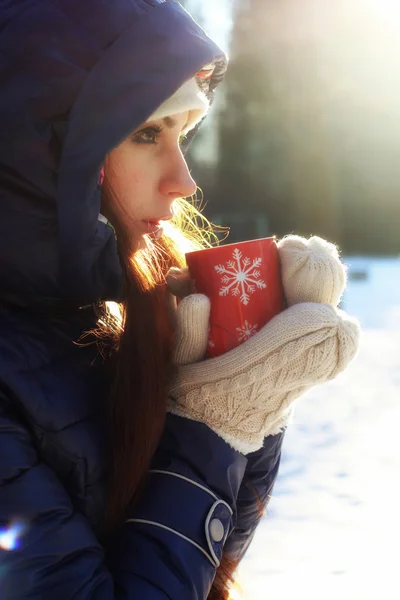 Чашка Різдвяна зимова дівчина — стокове фото