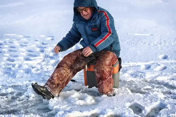 Pescador de invierno lago — Foto de Stock