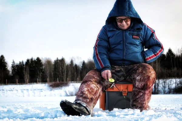 Pescador de invierno en el lago — Foto de Stock