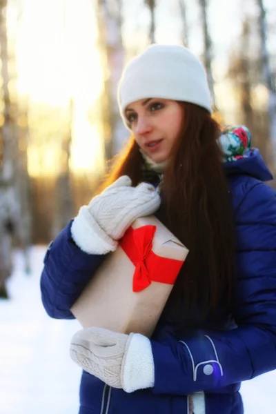 Winter Mädchen im Freien Geschenk Hand — Stockfoto