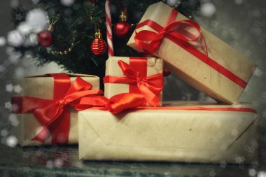 birçok aile Noel hediyesi