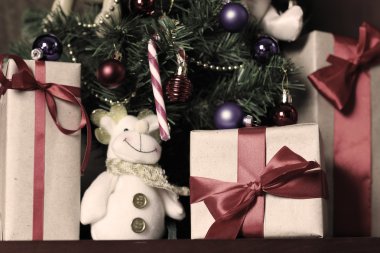 hediyeleri Noel ağacının altında