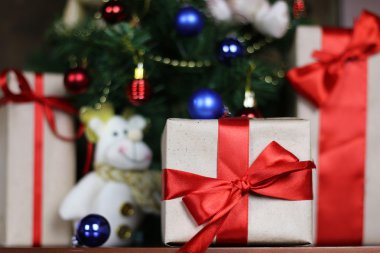 hediyeleri Noel ağacının altında