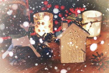 Yeni yıl kar tabloyla çam kozalağı ve mum