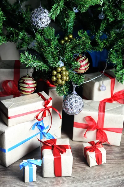 Geschenk onder boom kerst bal — Stockfoto