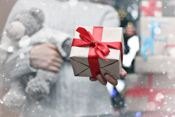 Δώρο που δίνει το χέρι Χριστούγεννα — Φωτογραφία Αρχείου