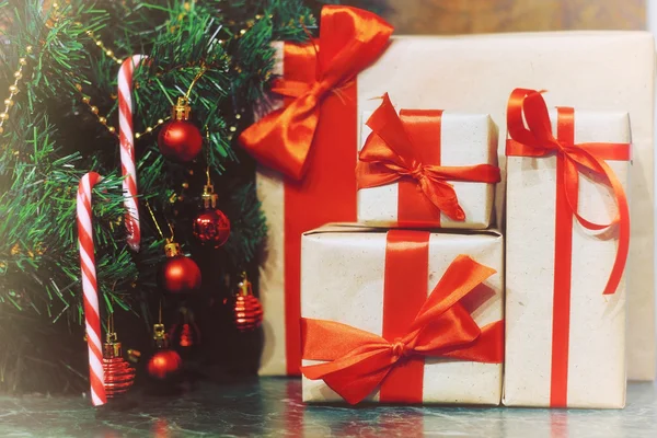 Pila de regalos bajo un árbol de Navidad — Foto de Stock