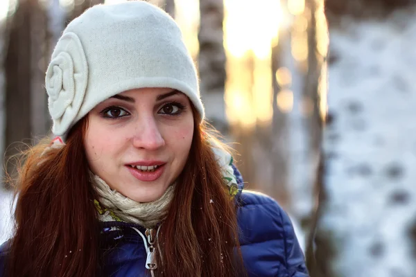 Portrait d'hiver femelle en forêt — Photo