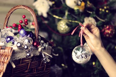 hasır sepet içinde Noel oyuncaklar