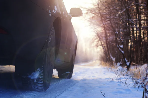 Coche en la carretera en invierno — Foto de Stock
