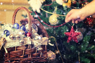 Noel ağacı oyuncak sepeti
