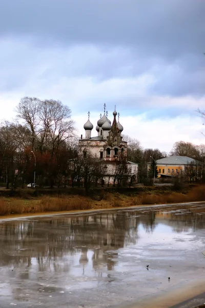 Весеннее облако реки и снег — стоковое фото