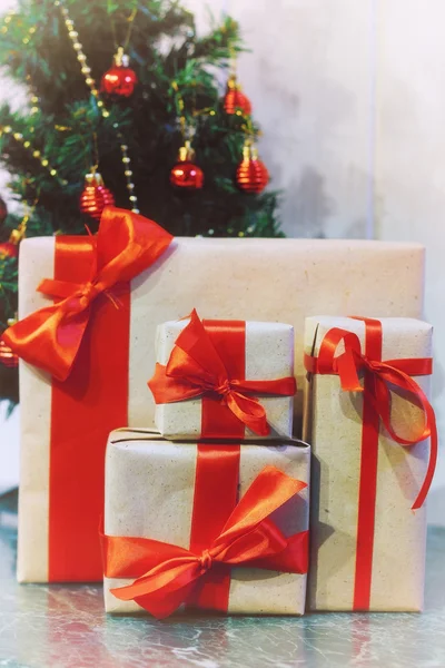 Verem a karácsonyfa alatt ajándékok — Stock Fotó