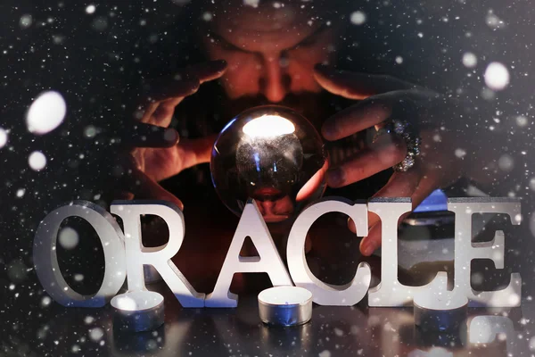 Zauberer übergibt eine transparente Kristallkugel für die Zukunft — Stockfoto