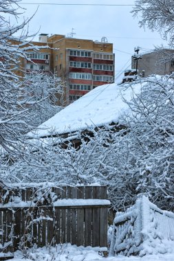 eski ahşap ev şehir kış