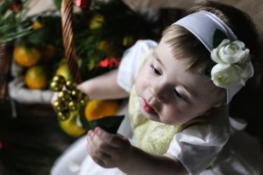 Tatlı küçük kız Giydir Noel sepeti ile