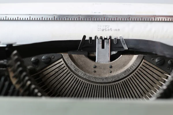 Máquina de escrever retro com papel branco — Fotografia de Stock