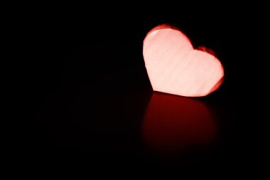 Kalp şekli kağıt üzerinde siyah