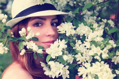 Elma ağacı çiçeğindeki kadın