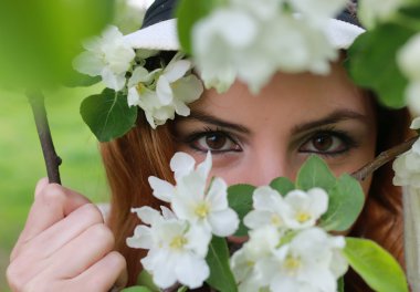 Kız gözün arkasında ağaç çiçek