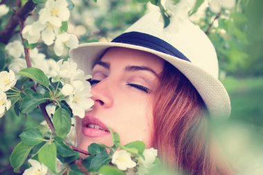 Elma ağacı çiçeğindeki kadın