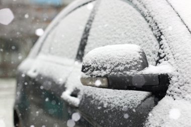 araba karla kaplı.