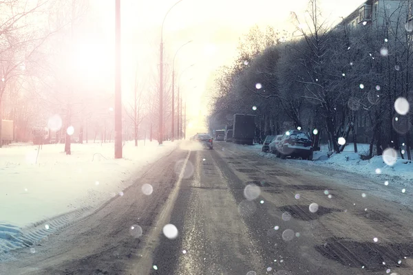 Straße Stadt mit Auto im Winter Sonnenuntergang — Stockfoto