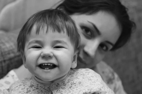 Criança sorriso mãe pequena — Fotografia de Stock